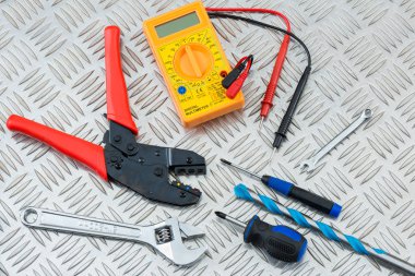 Elektrikçi alet ve ekipmanlar Metal denetleyicisi plaka üzerinde