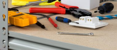 Mantar kaplı raf üzerinde elektrik araçları