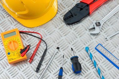 Elektrik ve Metal üzerinde marangozluk aletleri ekose desenli tabak