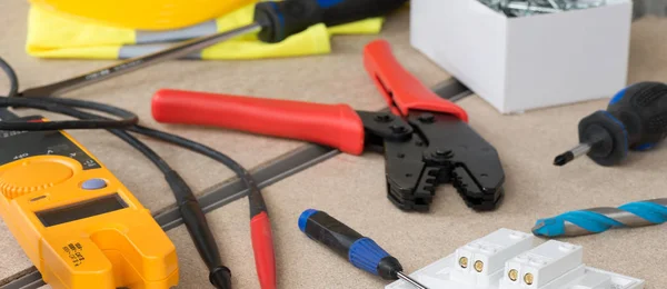 Pelacables y otros equipos eléctricos — Foto de Stock