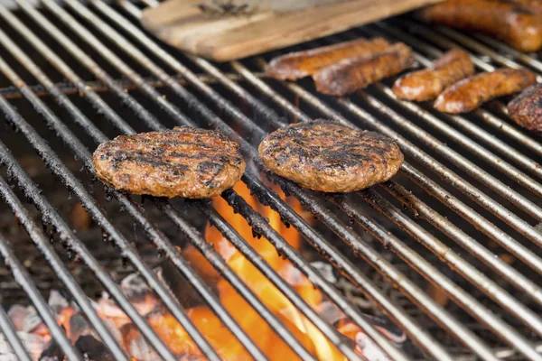 Patatas y Embutidos de Carne en Flaming Grill — Foto de Stock