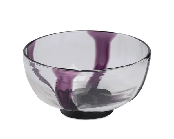 Découpé dans un bol de service en cristal profond avec un accent violet — Photo