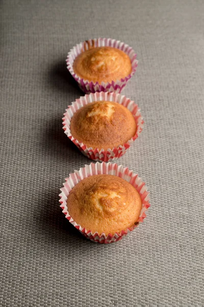 Cupcakes met geen glazuur op een grijze oppervlak — Stockfoto