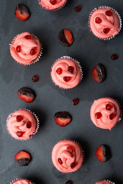 Cupcakes con glaseado rosa y chocolate cubierto fresa Sli — Foto de Stock