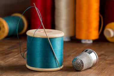 Biriktirme mavi iş parçacığı, bir iğne ve bir yüksük