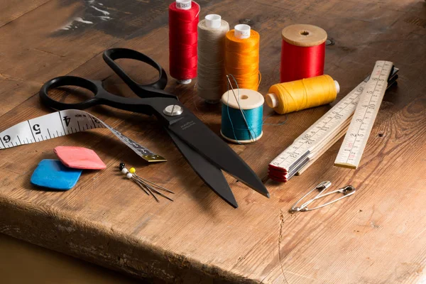 Nähwerkzeuge und Spulen in verschiedenen Farben — Stockfoto