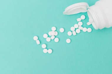 Beyaz yuvarlak tıbbi dökülüp Out şişe hap