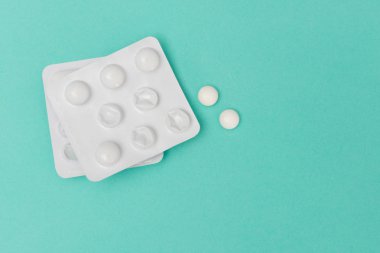 Blister ambalaj tıp ve iki beyaz yuvarlak haplar
