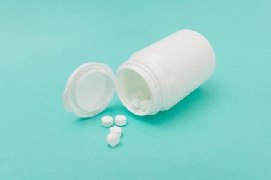 Beyaz hap ve Serves açılan tıp şişe