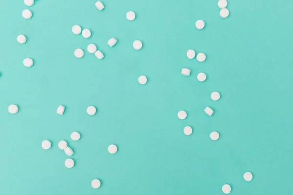 Розсіяні білі круглі лікувальні таблетки — стокове фото