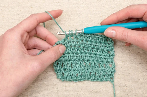 Crocheting ραφές κιρκιριών νήματα πλεξίματος γάντζο — Φωτογραφία Αρχείου