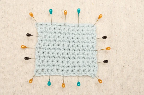 Patch de tissu crocheté bleu clair fixé avec des épingles — Photo