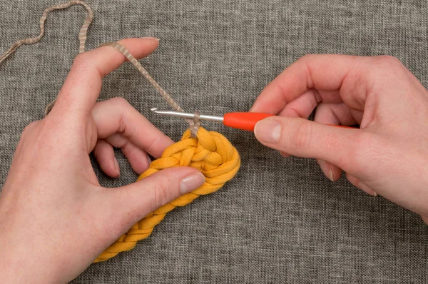 Χέρι Crocheting καφέ μάλλινο μέσω Patch από πλεκτό μαλλί πορτοκαλί — Φωτογραφία Αρχείου