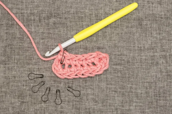 Fio rosa de malha, gancho de crochê e fechaduras de ponto — Fotografia de Stock