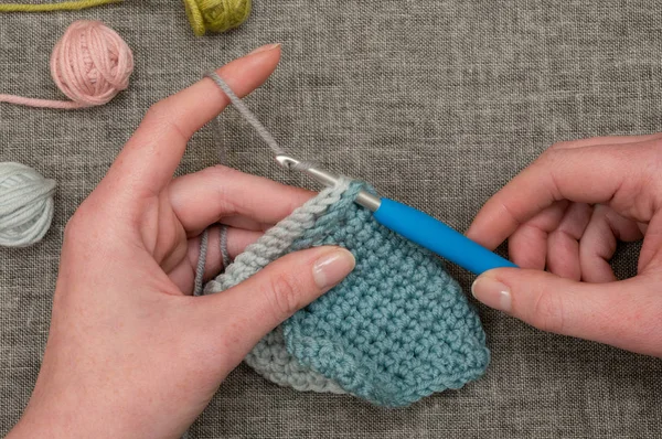 Mani Lana per maglieria con palline di filato sullo sfondo — Foto Stock