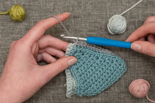 Mains Crochet laine avec des boules de fil en arrière-plan — Photo