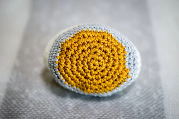 Boule de fil blanc, gris et doré au crochet — Photo