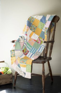 Çok renkli Patchwork battaniye var bir antika ahşap sandalye
