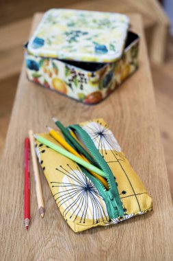 Kalem çantası, kalemler ve ahşap tahta kare kalay