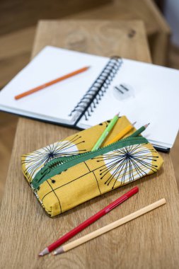 Dava, kurşun kalem, defter ve ahşap tahta üzerinde kalemtıraş kalem