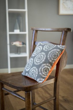 Vintage bir sandalyeyle kare yastık