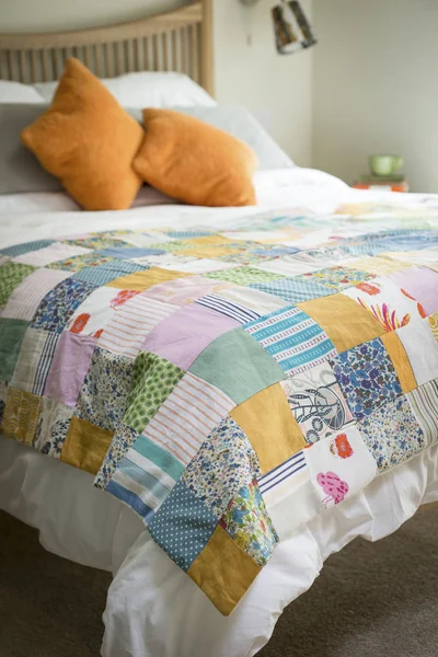 Patchwork Roupa de cama em uma cama enorme — Fotografia de Stock