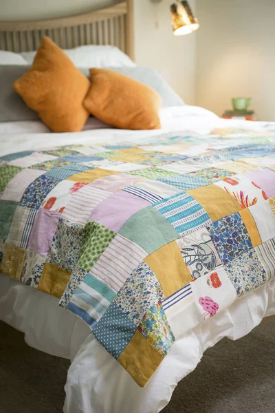 Patchwork Linen em uma cama enorme — Fotografia de Stock