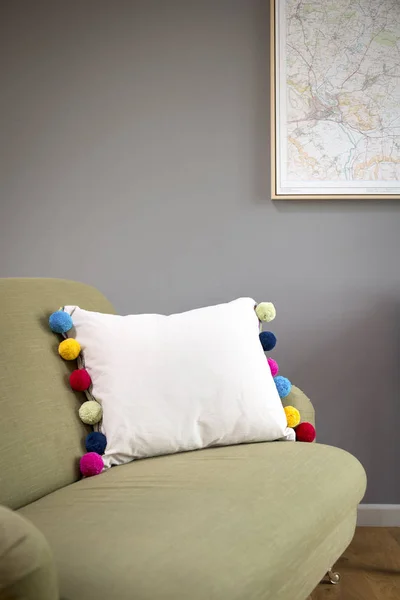 Travesseiro branco liso com pompons coloridos em lados — Fotografia de Stock