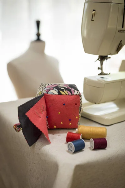 Almofada de cubo colorido por uma máquina de costura e rosca — Fotografia de Stock