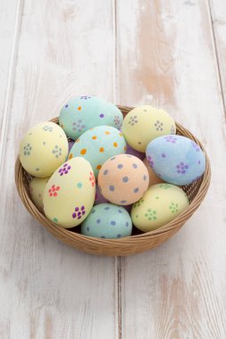 Pastel renkli bir hasır kasede yumurta boyalı