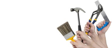 Boya fırçası, çekiç, pense ve kare cetvel Holding eller