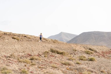Çöl parça zorlu çalıştıran atletik kadın