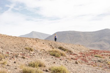 Atletik kadın çöl iz üzerinde bir mesafe koşu