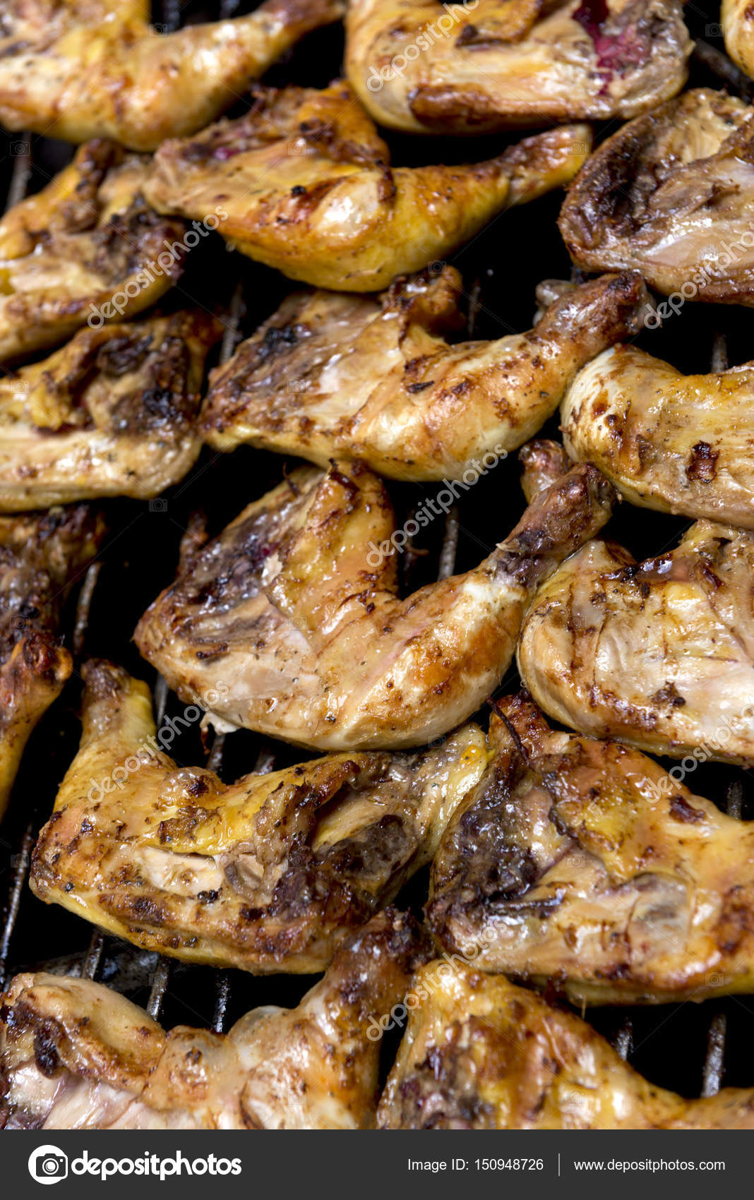 Cuartos de pollo asado en una parrilla de barbacoa — Foto de stock ... Cuartos de pollo asado en una parrilla de barbacoa — Foto de stock ...