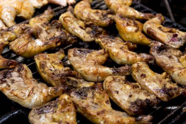 Bir ızgarada pişirme tavuk çeyrek