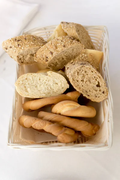 Über dem Kopf sortiertes Brot in einem rechteckigen Korb — Stockfoto