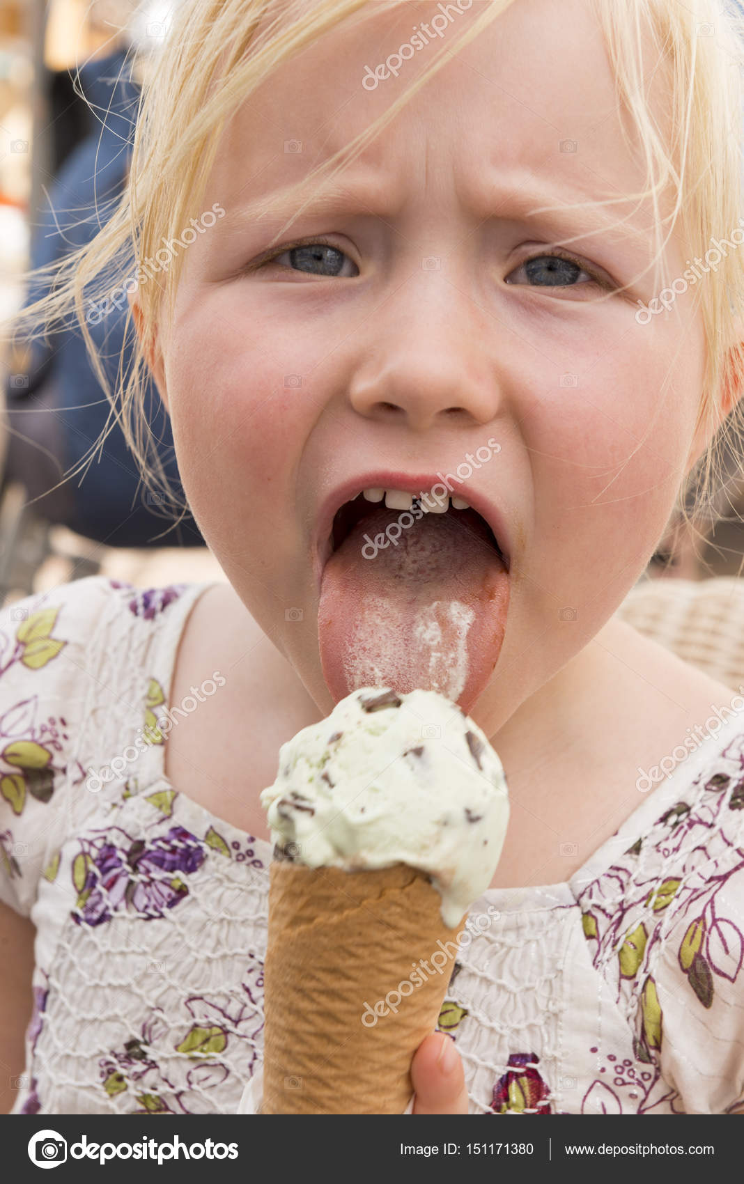 девочки маленькие заглатывают. маленькая девочка засунула в рот леденец. Licks little. девочка мороженое. Licks little.