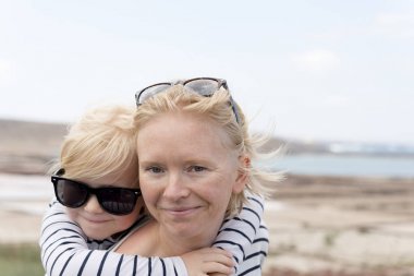 Kadın gülümsüyor onun küçük çocuk domuz destek olarak