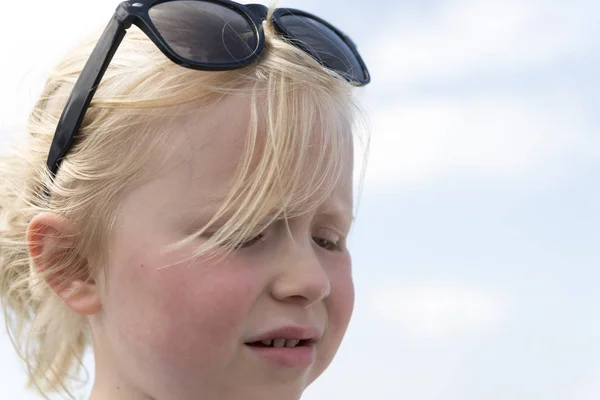 Menina com óculos de sol Olhando preocupado — Fotografia de Stock