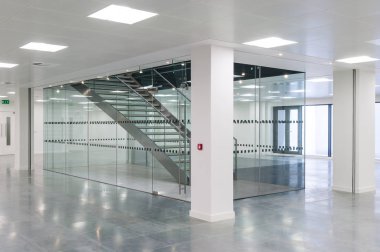 Merdiven boşluğunda çağdaş ofis binası