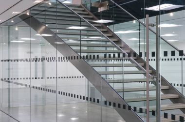 Modern ofis binası içinde metal merdiven, yakın çekim