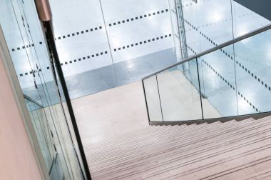 Modern merdivenin bakıyor