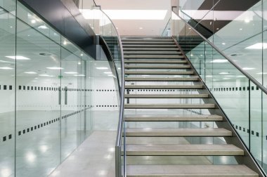Modern açık plan ofis binası içinde metal merdiven