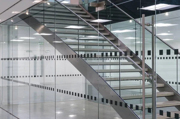 Close up van metalen trap in moderne kantoorgebouw — Stockfoto