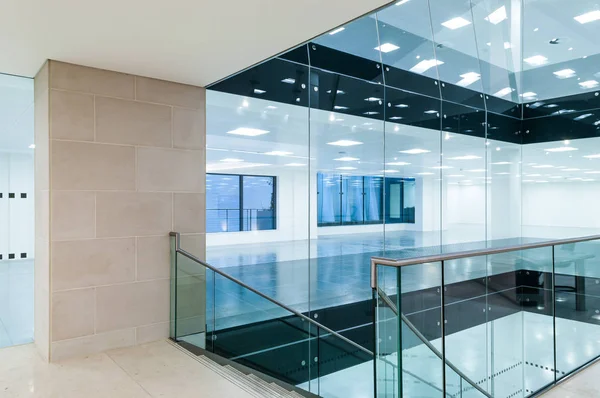Vista ampla de um escritório de plano aberto com o topo de uma escada — Fotografia de Stock