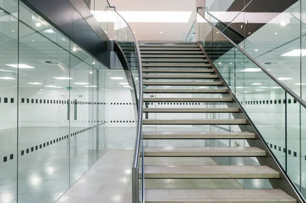Modern açık plan ofis binası içinde metal merdiven — Stok fotoğraf