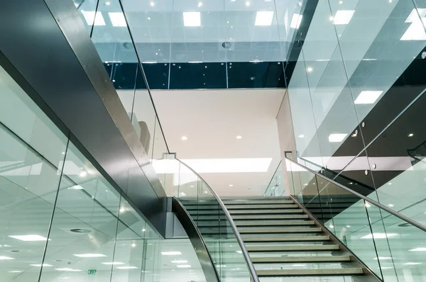 Merdiven yukarı ofisinde arıyor