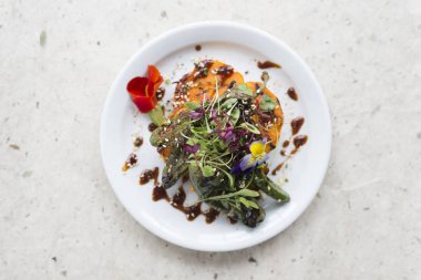 Yuvarlak beyaz tabakta sebze salatası yemek giderleri