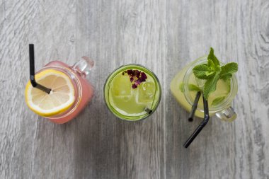 Ahşap yüzeyde duvar kavanozlara doğal meyve içecekler