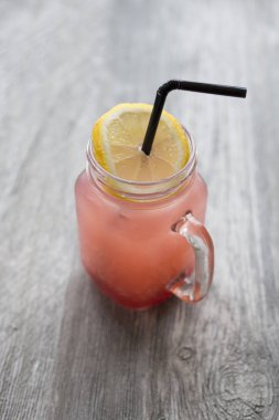 Taze greyfurt içki limon dilimi ve içme saman ile